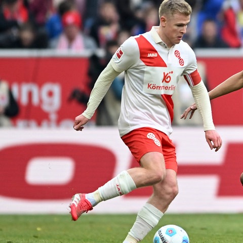 Jonathan Burkardt (FSV Mainz 05) gegen Kiliann Sildillia (SC Freiburg)