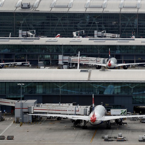     Blick auf das Terminal 5 Uhr morgens Flughafen London Heathrow