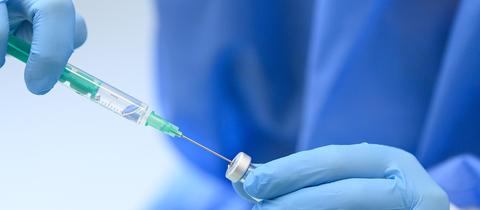 Eine medizinische Mitarbeiterin bereitet den Wirkstoff Comirnaty von Biontech/Pfizer für Impfungen gegen das Coronavirus vor. (dpa)