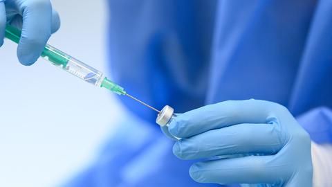 Eine medizinische Mitarbeiterin bereitet den Wirkstoff Comirnaty von Biontech/Pfizer für Impfungen gegen das Coronavirus vor. (dpa)