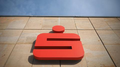 Logo der Sparkasse auf einer Hauswand (dpa)