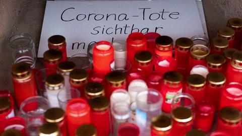  Zahlreiche brennende Grablichter stehen zum Gedenken an Corona-Tote an einem Gedenkort. (AP)