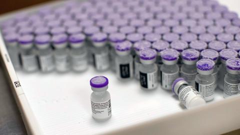 Fläschchen mit Impfdosen des Impfstoffherstellers BioNTech/Pfizer (AP)