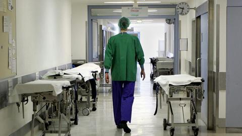 Ein Arzt geht einen Flur in einem Krankenhaus entlang (AP)