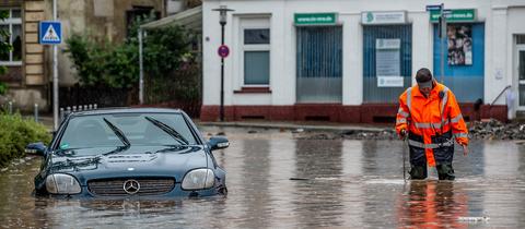 Ein Auto steht unter Wasser: Überschwemmung nach Starkregen in Hagen (dpa)