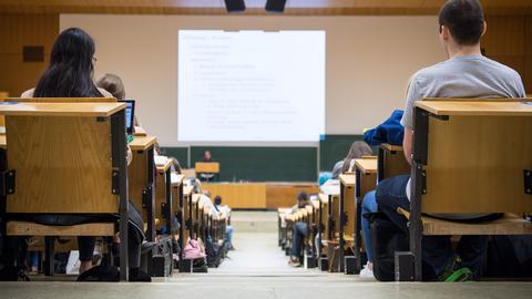 Studenten sitzen in einem Hörsaal der Universität Tübingen. (dpa)