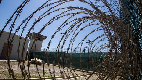 Der Kontrollturm ist durch den Stacheldraht im Inneren des Gefangenenlagers Camp VI im Marinestützpunkt Guantanamo Bay zu sehen.  (dpa)