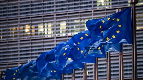 EU-Fahnen wehen vor dem Sitz der EU-Kommission in Brüssel (picture alliance/dpa/XinHua)