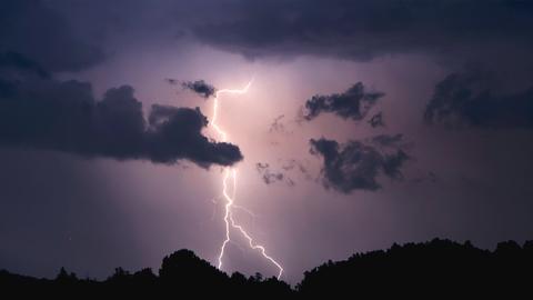 Ein Blitz erhellt den Nachthimmel.  (picture alliance/dpa)