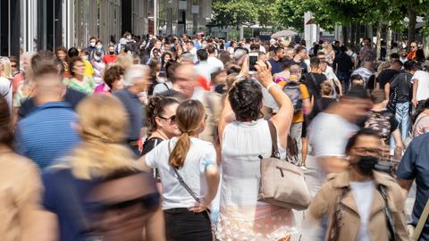 Zahlreiche Menschen sind in Frankfurt am Main auf der Zeil unterwegs (dpa)