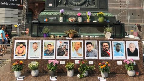 Am Brüder Grimm-Denkmal auf dem Hanauer Marktplatz wird an die Opfer des rassistisch motivierten Anschlags erinnert (dpa)