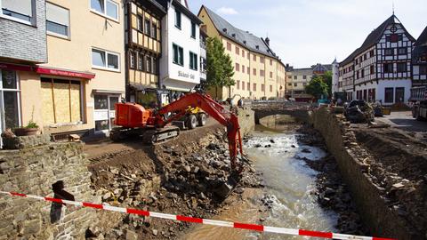 Ein Bagger bei Aufräumarbeiten nach der Flutkatastrophe in Bad Münstereifel. (dpa)
