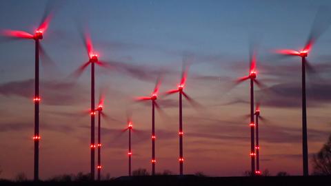 Rote Positionslichter leuchten an Windrädern in einem Windenergiepark (dpa)