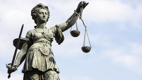Statue der Justitia hält als Symbol eine Waage in ihrer Hand (picture alliance / imageBROKER)