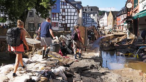 Helfer gehen durch den Ortskern von Bad Münstereifel, Nordrhein-Westfalen. (dpa)