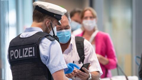 Bundespolizisten kontrollieren auf dem Frankfurter Flughafen Passagiere (dpa)
