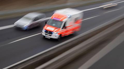 Symbolbild: Ein Rettungswagen fährt über die Autobahn (Quelle: dpa/Julian Stratenschulte) ()