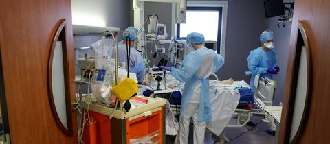 Medizinisches Personal arbeitet auf der Intensivstation im Krankenhaus von Cambrai (Frankreich). (REUTERS)