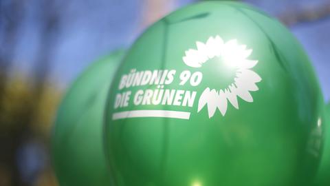 Luftballlons mit dem Logo von Bündnis 90/Die Grünen (dpa)