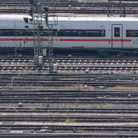 Ein ICE-Zug der Deutschen Bahn auf den Gleisen am Hauptbahnhof Frankfurt. (dpa)