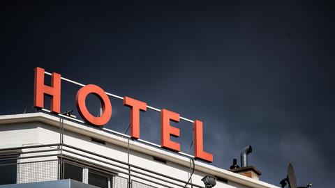  Dunkle Wolken ziehen über einem Hotel in der Stuttgarter Innenstadt hinweg. (dpa)