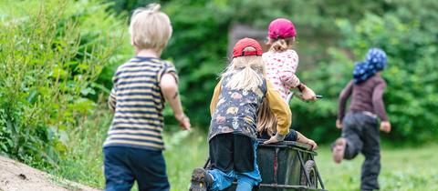 Kinder der Kita Wühlmäuse spielen im Wald mit einem Anhänger, Preetz/Schleswig-Holstein. (dpa)