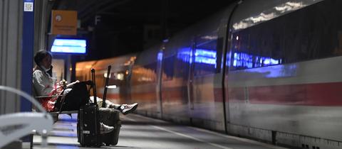  Ein Fahrgast wartet auf dem Bahnsteig in Köln.  (dpa)