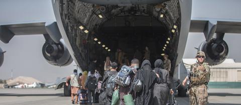 Familien gehen in Kabul an Bord einer Boeing C-17 Globemaster III der U.S. Air Force. (EPA)