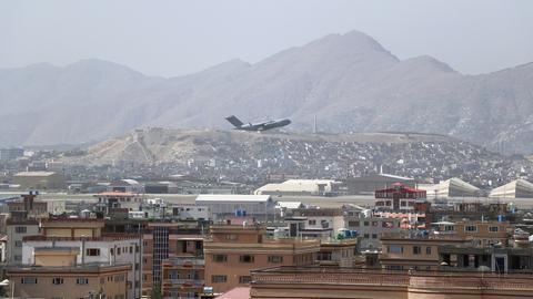  Ein US-Militärflugzeug startet auf dem internationalen Flughafen Hamid Karzai in Kabul, Afghanistan. (AP)