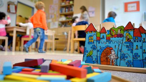 Kinder spielen in einer Kita (Archivbild) (dpa)