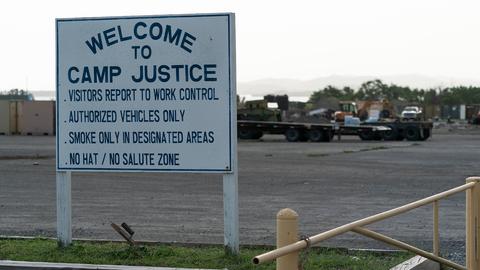 Auf einem Schild werden die Besucher von Camp Justice auf dem Marinestützpunkt Guantanamo Bay (Kuba) begrüßt.  (dpa)