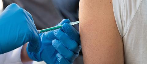 Eine Impfung gegen das Coronavirus wird verabreicht. (dpa)