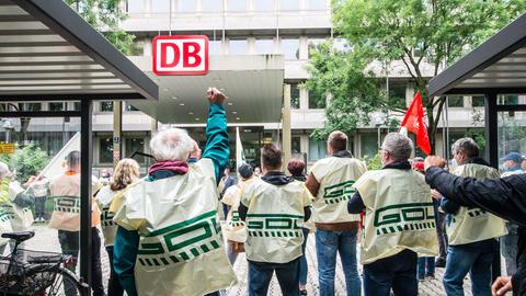 GDL Mitglieder vor einem Gebäude der Deutschen Bahn.