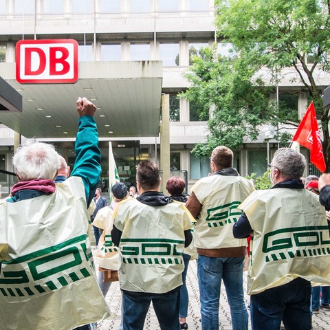 GDL Mitglieder vor einem Gebäude der Deutschen Bahn.