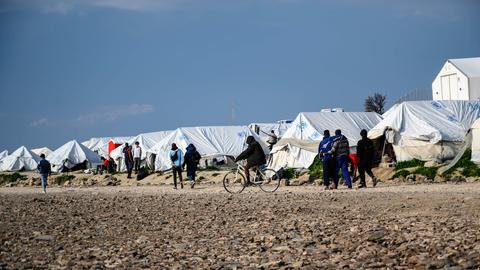 Flüchtlinge gehen am Lager Karatepe auf Lesbos (Griechenland) vorbei (EPA)
