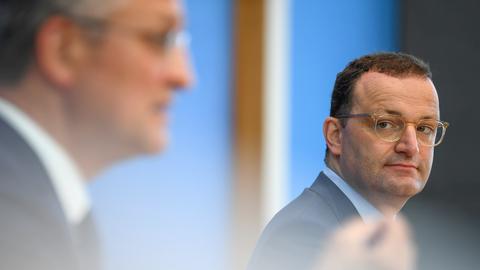 Jens Spahn und Lothar Wieler bei der Pressekonferenz (REUTERS)