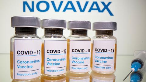 Spritze und Fläschchen mit Corona-Impfstoff des Hersteller Novavax (REUTERS)