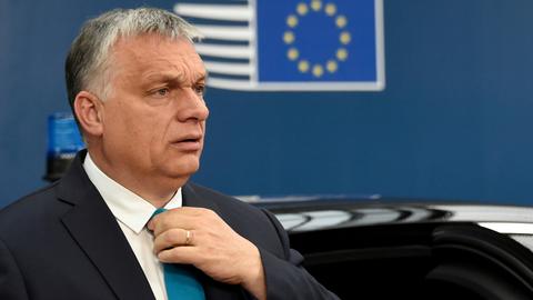 Der ungarische Ministerpräsident Orban richtet sich im Mai 2019 auf dem EU-Sondergipfel in Brüssel die Krawatte. (dpa)