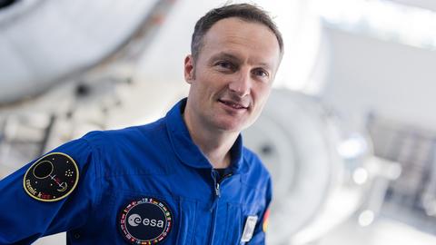 Matthias Maurer im blauen Anzug der ESA (dpa)