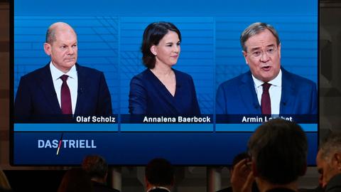 Die Kanzlerkandidaten von SPD, den Grünen und der Union beim TV-Triell von ARD und ZDF (AFP)