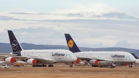 Zwei Airbus A380 der Lufthansa sind auf dem spanischen Flughafen Teruel abgestellt (Archivbild 23.09.2020)  (picture alliance/dpa)