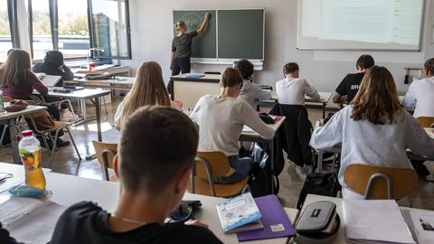 Lernen bei offenem Fenster: Virologen halten das regelmäßige Lüften für zentral im Kampf gegen Infektionen in der Schule. (dpa)