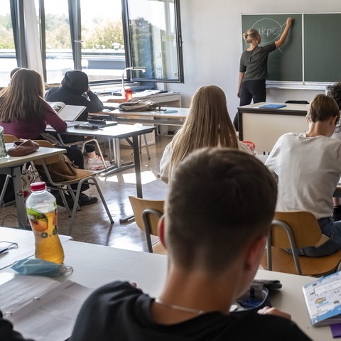 Lernen bei offenem Fenster: Virologen halten das regelmäßige Lüften für zentral im Kampf gegen Infektionen in der Schule. (dpa)