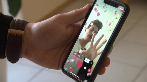 Ein Teenager zeigt ein Foto, das er mit der Tik Tok-App bearbeitet hat (Barbara Jung)