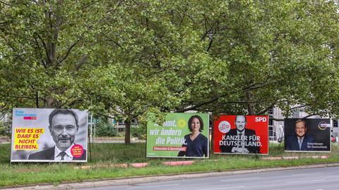 Wahlplakate zur Bundestagswahl 2021 an einer Straße (picture alliance / Andreas Gora)