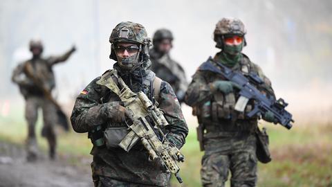 Bundeswehrsoldaten bei einer Übung (Archivbild) (dpa)