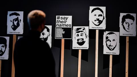 Ein Mann betrachtet in der Ausstellung "Mindbombs" ein Werk der "Initiative 19. Februar Hanau". (dpa)