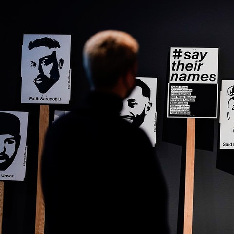 Ein Mann betrachtet in der Ausstellung "Mindbombs" ein Werk der "Initiative 19. Februar Hanau". (dpa)