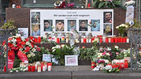 An einer Gedenkstätte wurden Blumen unter Fotos der bei dem Anschlag von Hanau Getöteten abgelegt. (EPA)