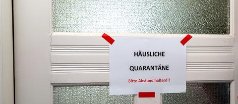 Ein Zettel mit der Aufschrift "Häusliche Quarantäne Bitte Abstand halten!!!" hängt an einer Tür (picture alliance / Jochen Tack)